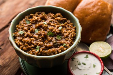 Kheema / keema Pav veya Khima Paav, soğan, domates ve çörekle pişirilmiş baharatlı körili tavuk veya kuzudan oluşan baharatlı bir yemektir. seçici odak