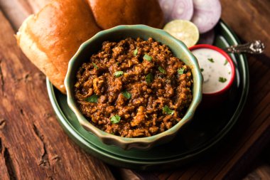 Kheema / keema Pav veya Khima Paav, soğan, domates ve çörekle pişirilmiş baharatlı körili tavuk veya kuzudan oluşan baharatlı bir yemektir. seçici odak