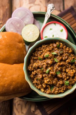Kheema / keema Pav veya Khima Paav, soğan, domates ve çörekle pişirilmiş baharatlı körili tavuk veya kuzudan oluşan baharatlı bir yemektir. seçici odak