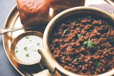 Kheema / keema Pav veya Khima Paav, soğan, domates ve çörekle pişirilmiş baharatlı körili tavuk veya kuzudan oluşan baharatlı bir yemektir. seçici odak