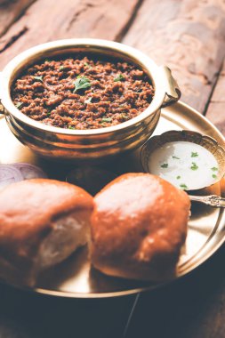 Kheema / keema Pav veya Khima Paav, soğan, domates ve çörekle pişirilmiş baharatlı körili tavuk veya kuzudan oluşan baharatlı bir yemektir. seçici odak