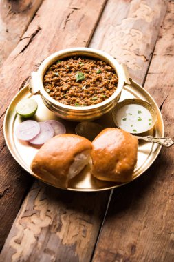 Kheema / keema Pav veya Khima Paav, soğan, domates ve çörekle pişirilmiş baharatlı körili tavuk veya kuzudan oluşan baharatlı bir yemektir. seçici odak