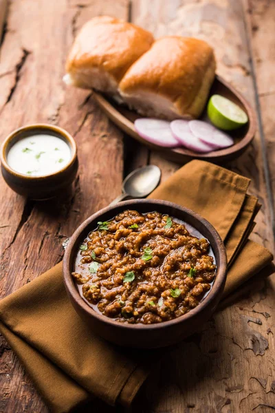 Kheema Keema Pav Veya Khima Paav Soğan Domates Çörekle Pişirilmiş — Stok fotoğraf