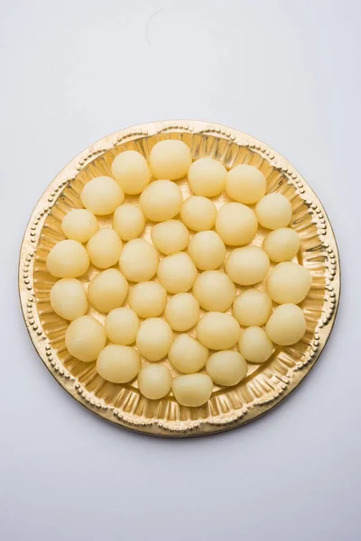 印度拉索格拉或干罗索库拉甜点 甜食在金盘中食用 选择性重点 — 图库照片
