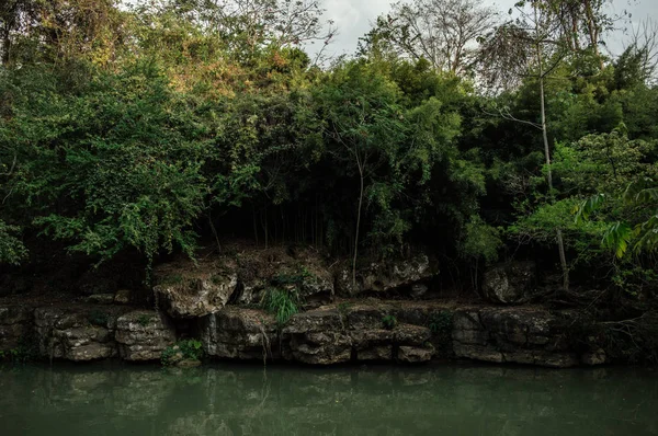Rio piedras arboles cielo