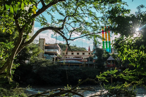 Pequeo castillo frante al rio