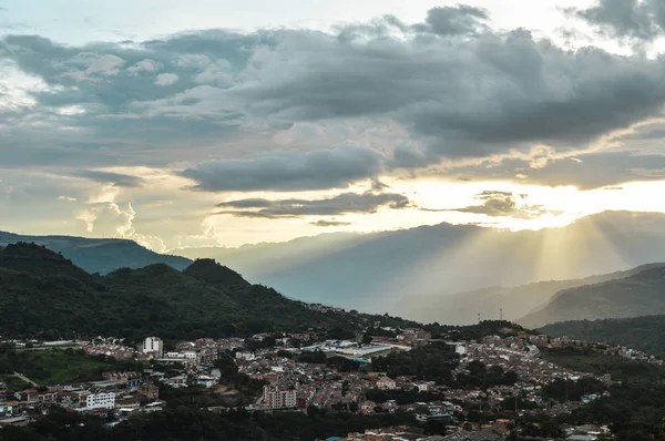 Güzel Pueblo en el atardecer