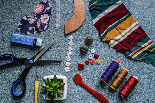 objetos de costura sobre mesa de madera