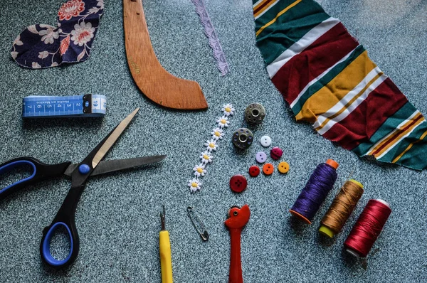 objetos de costura sobre mesa de madera