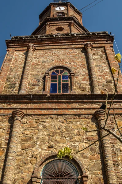 Torre de una iglesia en un pueblo