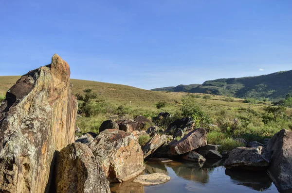 Paisaje Rio Con Piedras Colinas — Stock Photo, Image