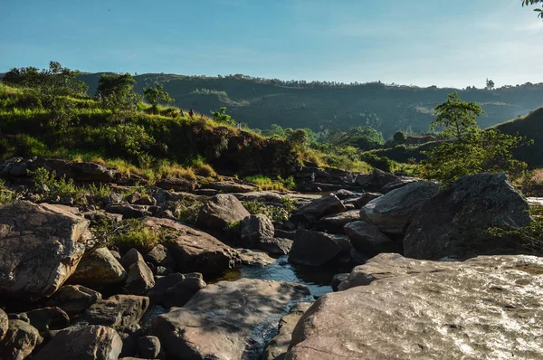 Paisaje Rio Entre Las Colinas Dia Soleado — Stock Photo, Image