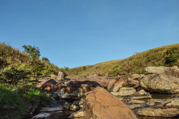 Rio Con Muchas Rocas — Fotografia de Stock