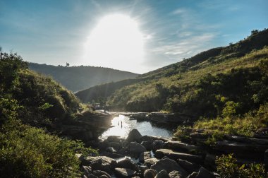 Paisaje de los rios entre las colinas en el atardecer