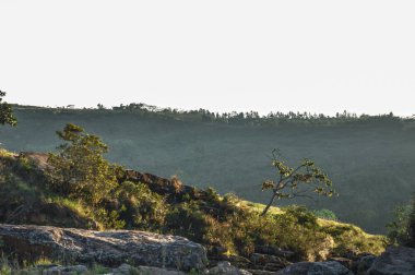 Camino en las colinas en el atardecer