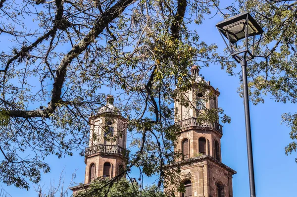 parkta bir kilisenin iki kule