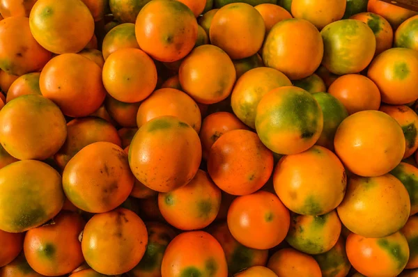 piyasada birçok taze naranjilla