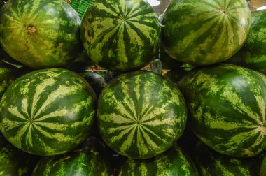 piyasada birçok büyük karpuz