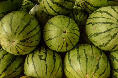 piyasada birçok büyük karpuz