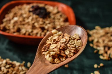 tahta kaşık mısır gevreği ve granola