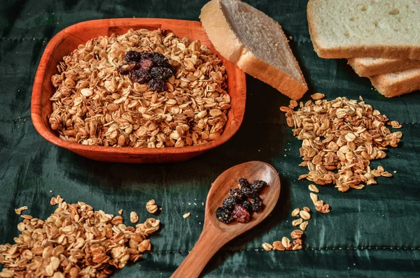 Mısır gevreği granola ve ekmekle yemek