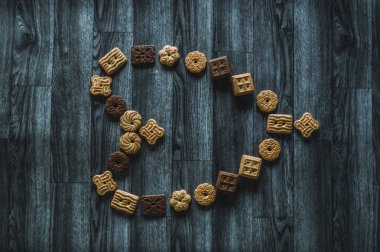 kalp siluet yapma çikolata ve vanilya çerezler