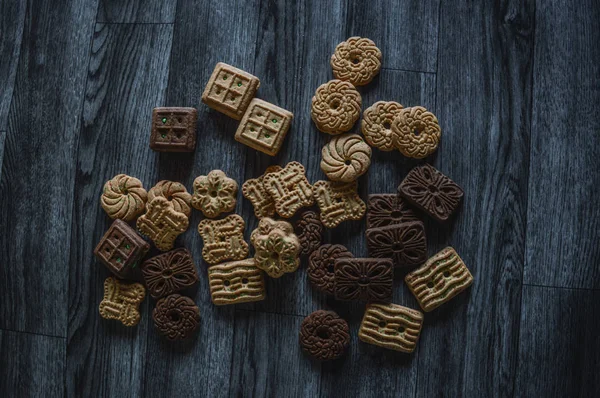 ahşap zemin üzerine çikolata ve vanilya çerezler