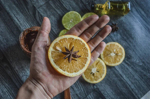 Yıldız anason ile bir narajan tutan el
