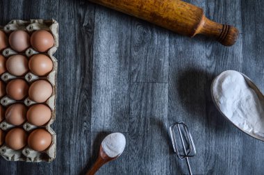 yumurta kartonu ve mutfak eşyaları