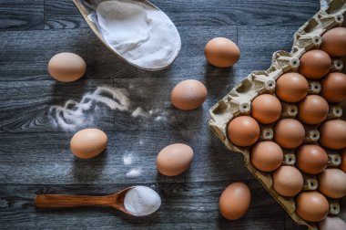 ahşap zemin üzerine un ve yumurta