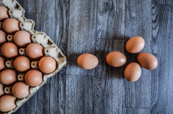 Tahta arka planda yumurtalar