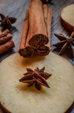 Yıldız anason, tarçın ve ahşap arka plan üzerinde elma