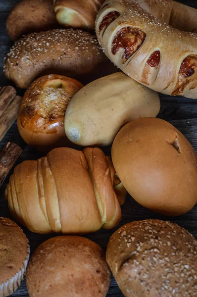 Brot Auf Holzgrund — Stockfoto