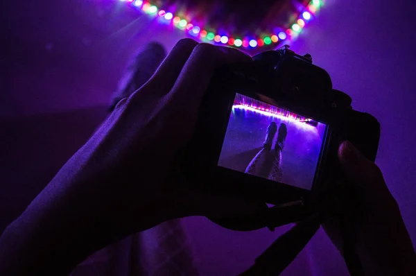 bazı bacaklar mor bir odada fotoğrafını kamera