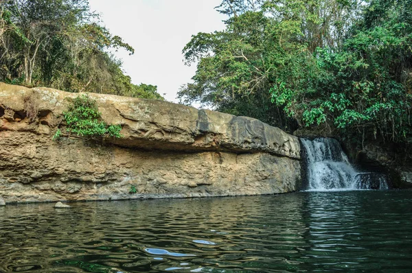 Pedra Rio Para Saltar Para Água — Fotografia de Stock