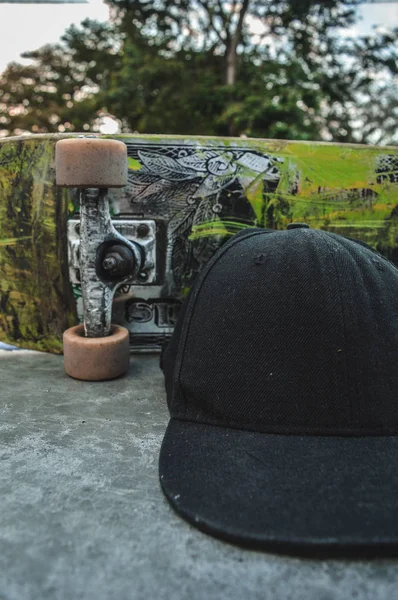 Skateboard Und Mütze Skatepark — Stockfoto