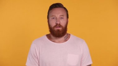 Bir adam elleriyle yüzünü belli eder ve bir facepalm yapar.