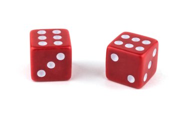 Beyaz arka plan üzerinde izole iki kırmızı zar, yakın çekim. Beş ve iki.