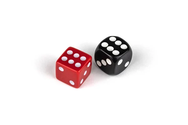 两只骰子在白色背景上隔离 红色六分和黑色六分 — 图库照片