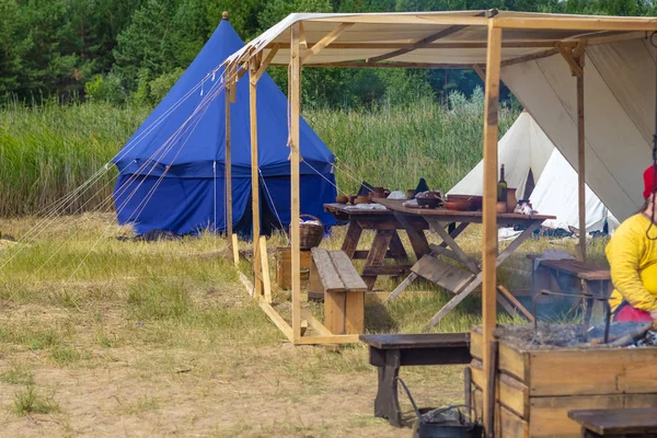 Festival de la cultura militar medieval. Lugar de descanso y comida entre las batallas en un campamento medieval, reconstrucción . —  Fotos de Stock