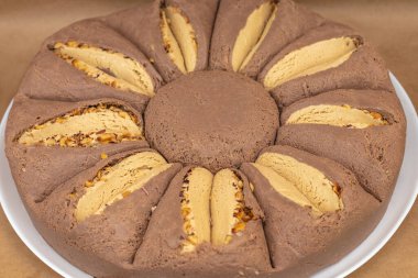 Tabakta papatya şeklinde helva keki. Tatil kavramı.