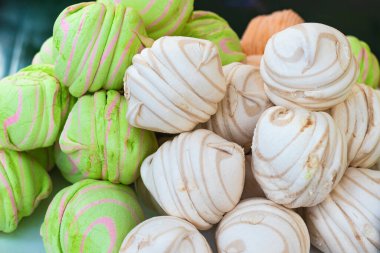 Bir yığın çok renkli marşmelov yakın plan, arka plan