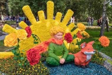 OMSK, RUSSIA - 02 Ağustos 2019: Çiçek yetiştirme ve bitki yetiştirme sergisi 