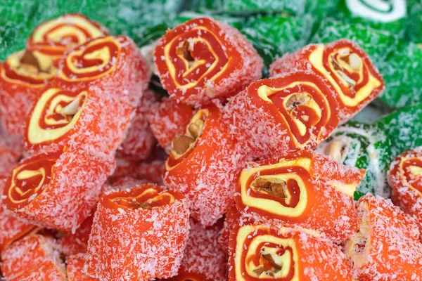 Doce Oriental Turco Agrada Com Rolos Vermelhos Verdes Com Nozes — Fotografia de Stock