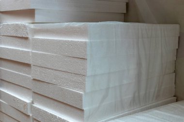 Bir mağazadaki yapı malzemeleri deposunda ambalajda polistiren köpük yığını