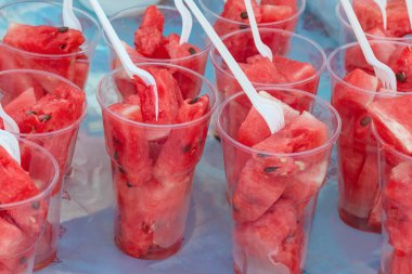 Baharatlı kızarmış tavuk kanadı. Altın hamurlu lezzetli kızarmış tavuk. Yakın plan..