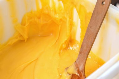 Baharatlı kızarmış tavuk kanadı. Altın hamurlu lezzetli kızarmış tavuk. Yakın plan..