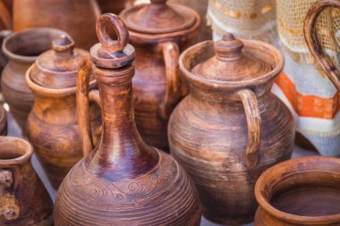 Farklı atıcılar ve kaplar, yakın çekim, yumuşak seçici odak