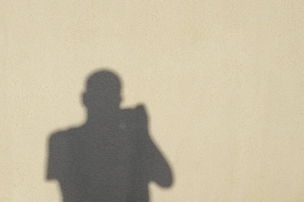 Schatten Des Fotografen Auf Dem Hintergrund Der Wand Mit Kopierraum — Stockfoto