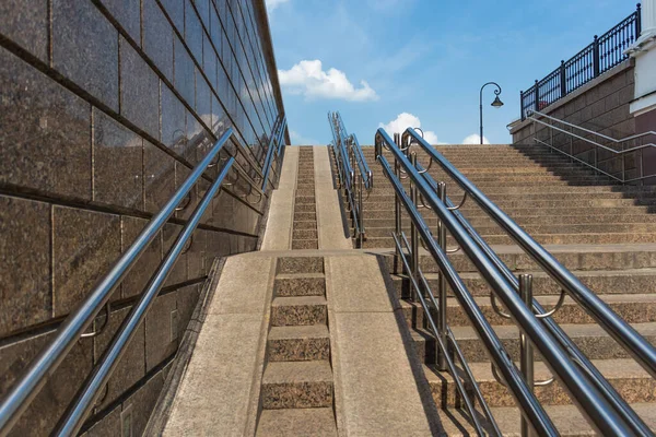 Nova Escadaria Limpa Com Lugar Especial Para Levantar Pessoas Com — Fotografia de Stock